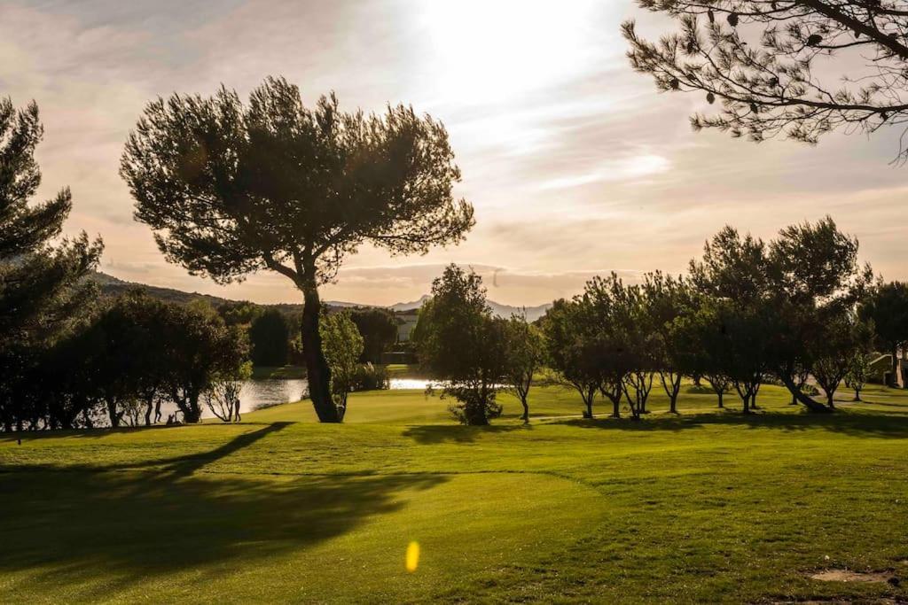 Magnifique Vue Lac Au Golf De Pont-Royal Mallemort Exterior photo