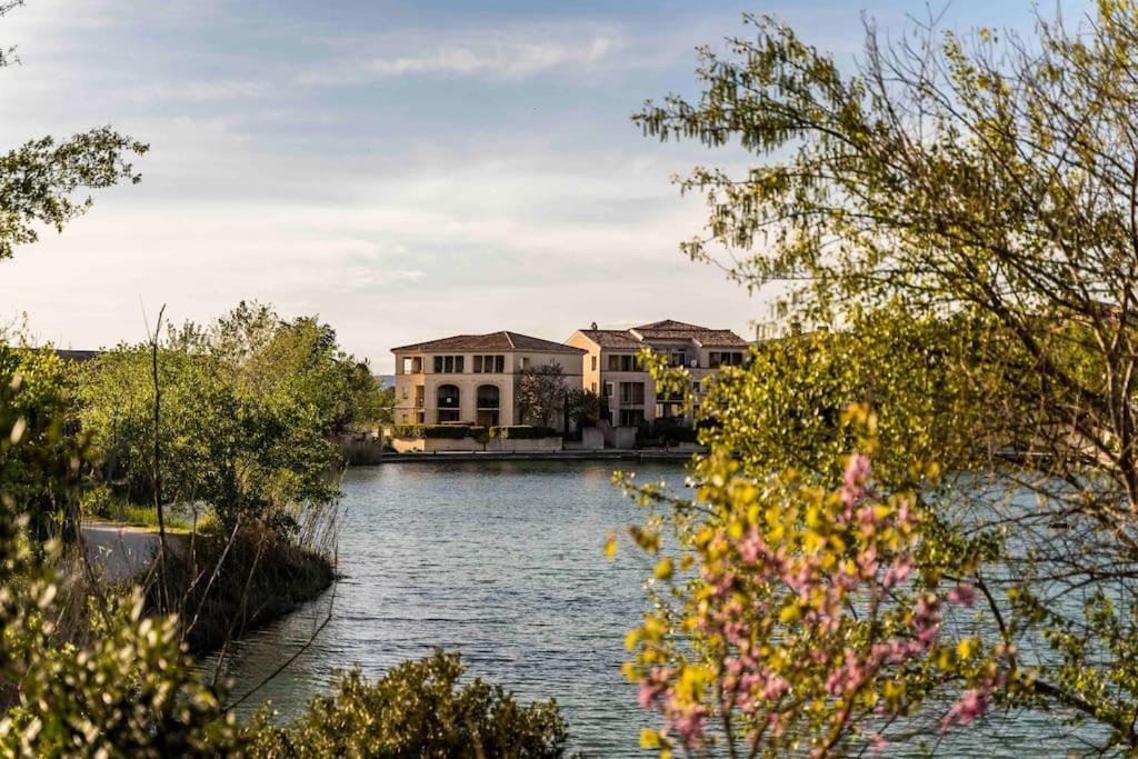 Magnifique Vue Lac Au Golf De Pont-Royal Mallemort Exterior photo